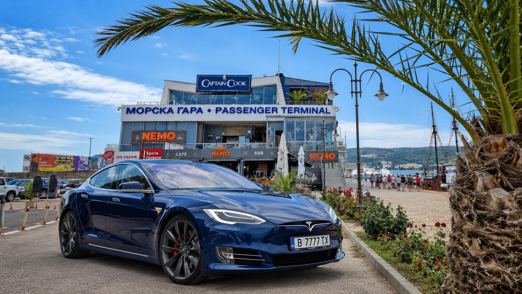 Синя Tesla на Морска гара Варна